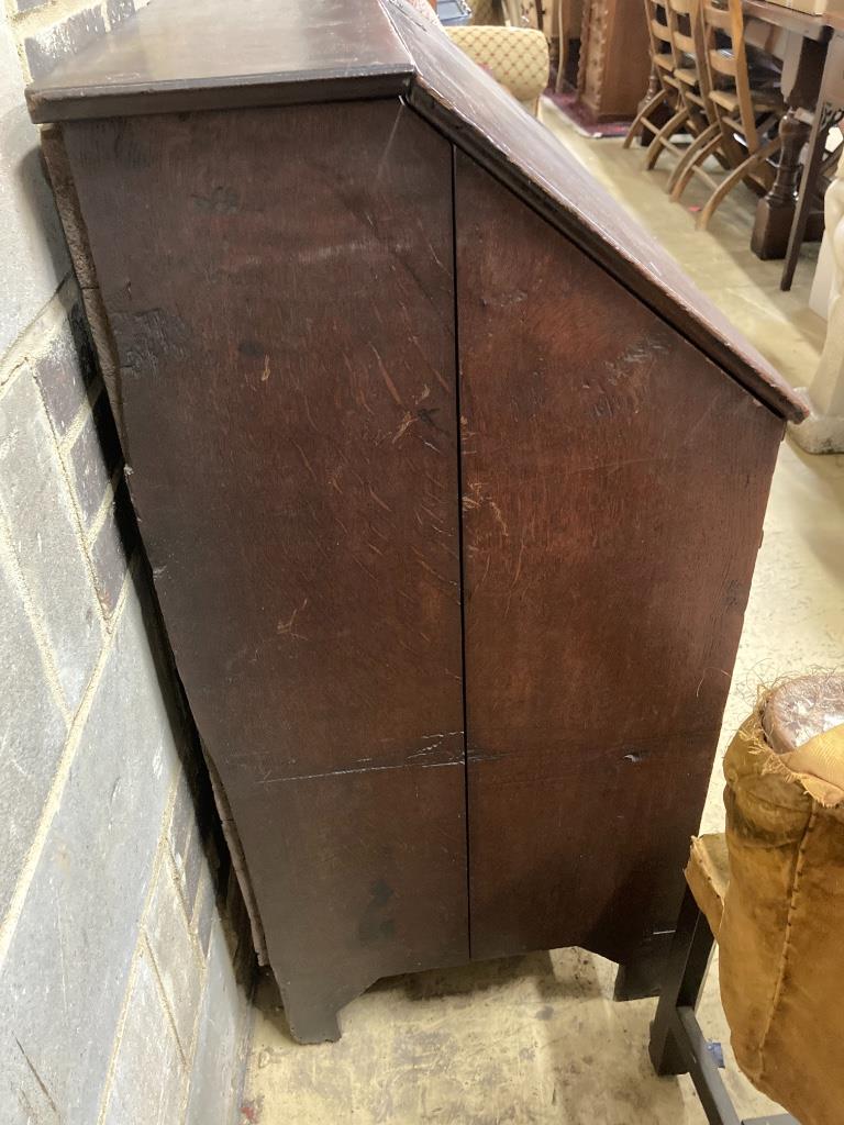 A George III oak bureau, width 94cm, depth 49cm, height 105cm